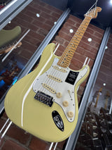 Fender Player II Stratocaster Hialeah Yellow w/Gator Gigbag