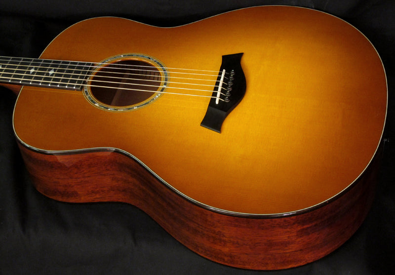 Taylor 518e Honey Sunburst-Brian's Guitars