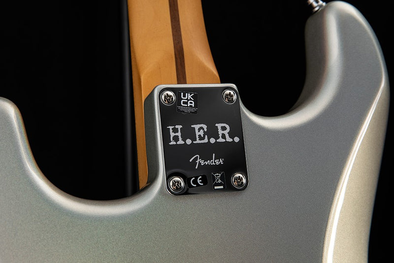 Fender H.E.R. Stratocaster Chrome Glow