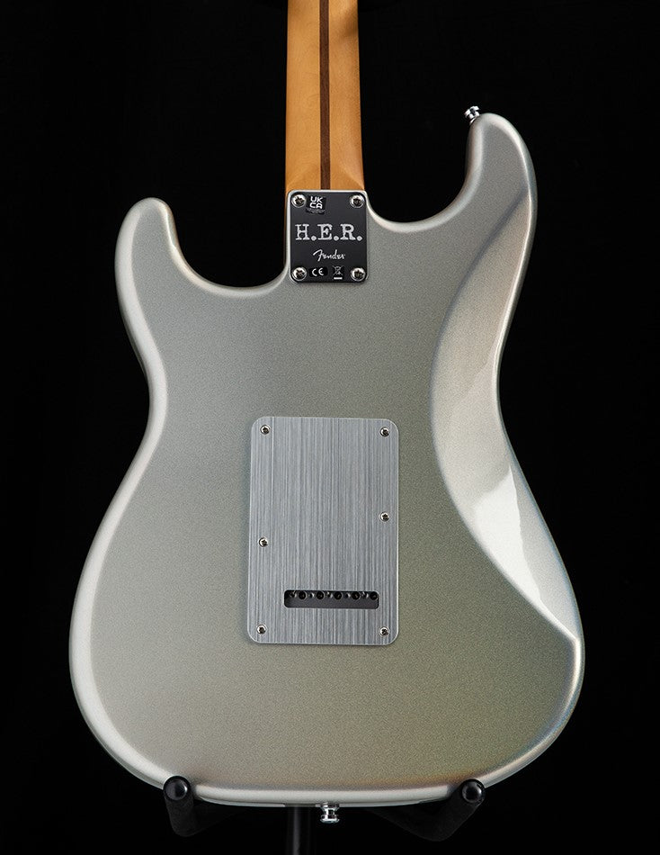 Fender H.E.R. Stratocaster Chrome Glow